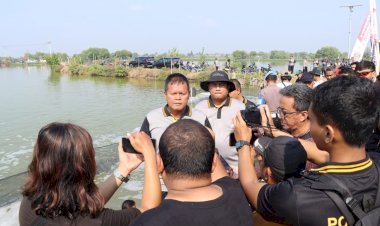 Polisi-Sidoarjo-Panen-Ikan-bersama-Warga-di-Tambak-Banjarpanji